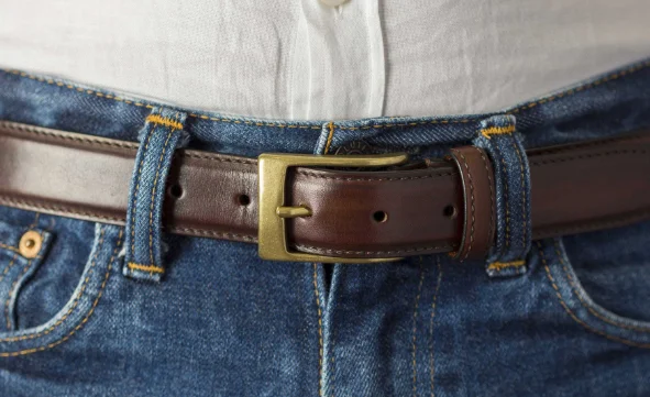 ダークブラウンのベルト