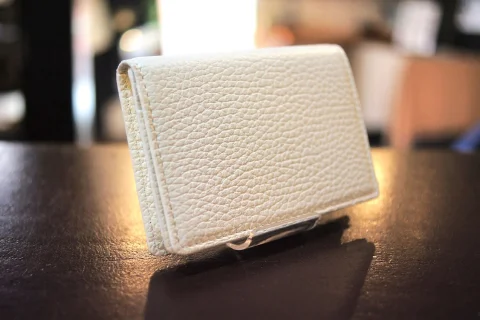 アイボリーの名刺入れ