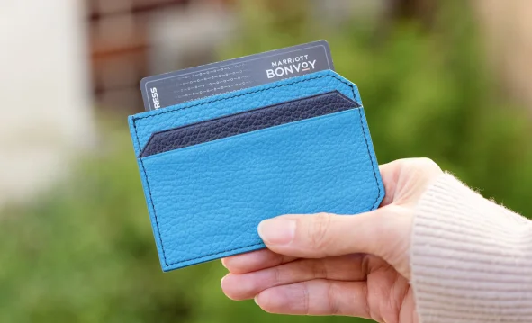 コバルトブルーのカードケース