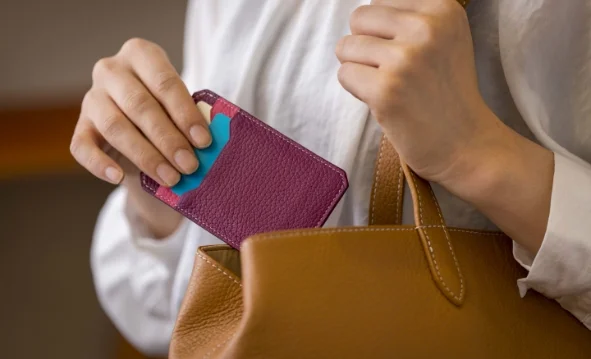 パープルのカードケース