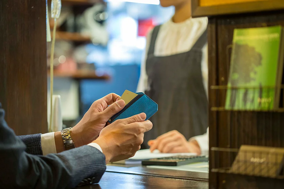 コバルトブルーのカードケース