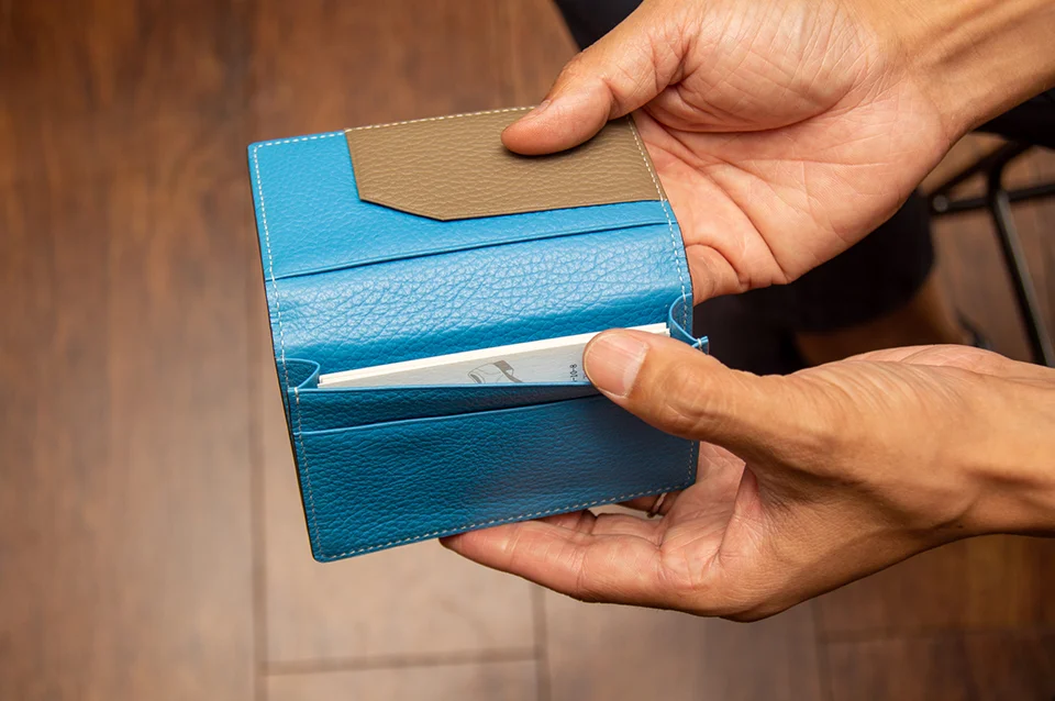 コバルトブルーの名刺入れ