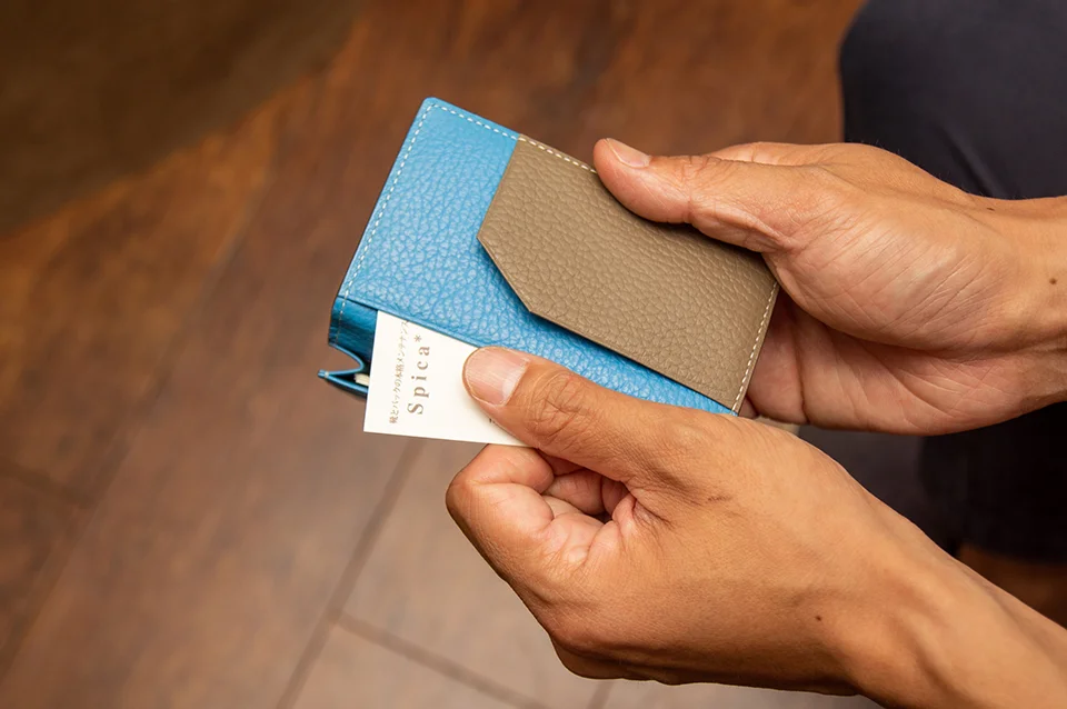 コバルトブルーの名刺入れ