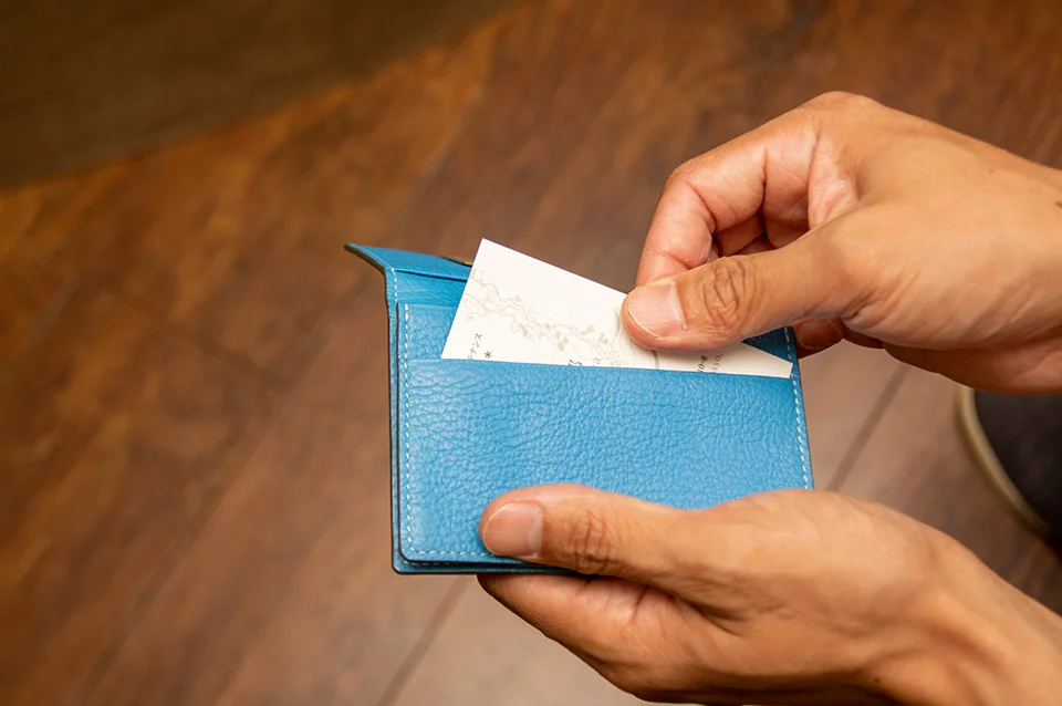 コバルトブルーの名刺入れ