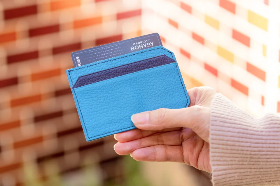 コバルトブルーのカードケース